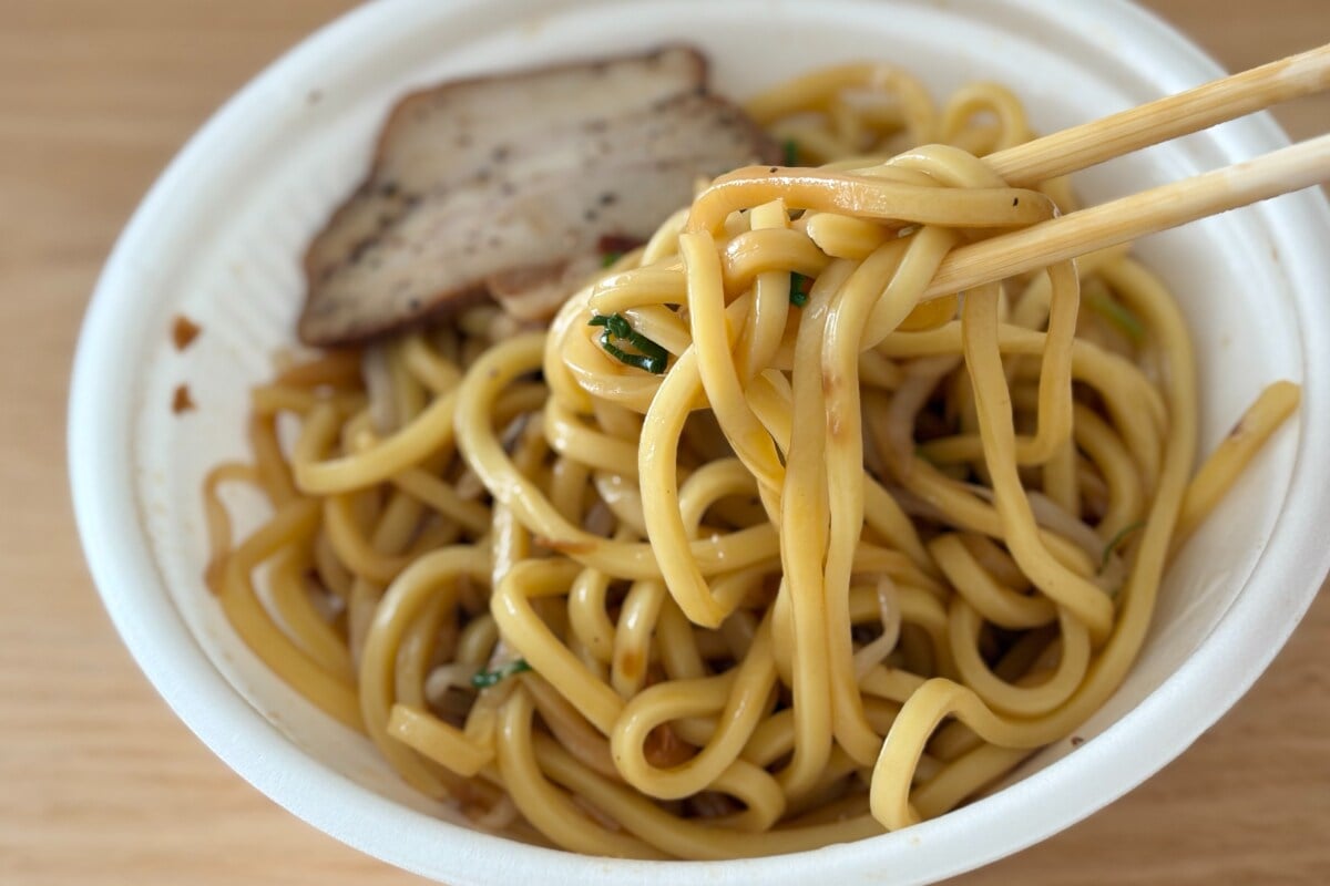 圧倒的に“全混ぜ”派！【ファミマ】味変も楽しめちゃうガッツリ油そば