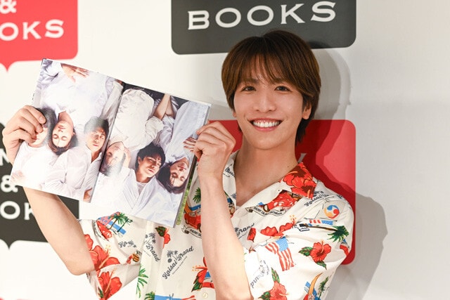 松岡が選ぶお気に入りカットは、6人全員でベッドで寝転がっているシーン。撮影中には自然と手を繋いでしまったらしい...(!?)