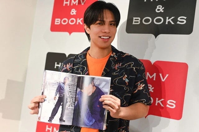 柳田のお気に入りカットは格納庫で撮影されたデニムシーン。ファッションブランドのモデルみたいとメンバーからも好評。