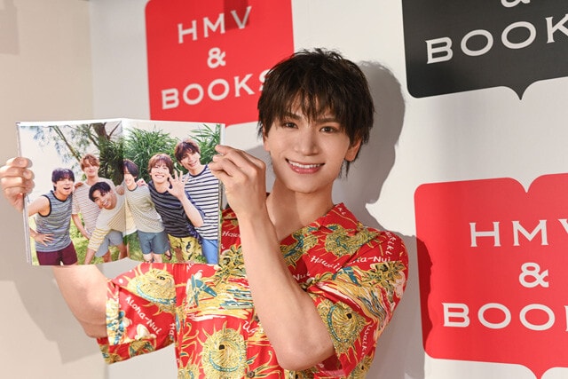 鈴木は6人全員でのカットがお気に入り。仲の良さが伝わる爽やかな1枚。