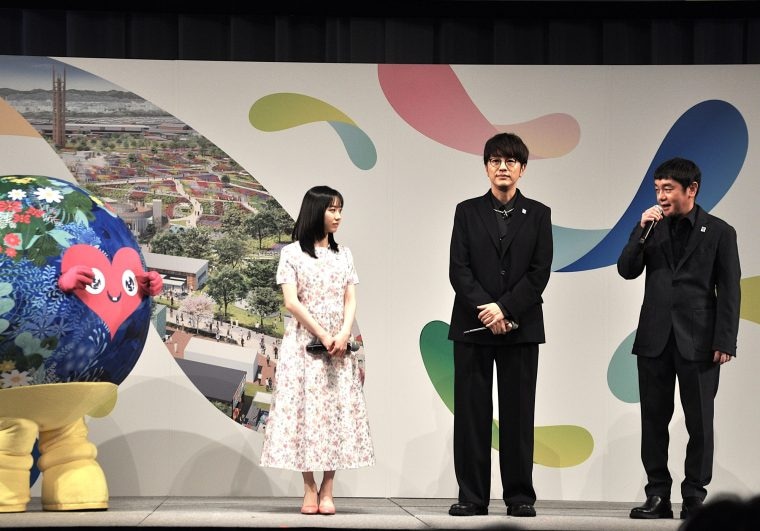 “横浜花博”の入場券前売り開始　地元のゆずがコラボソング制作 「2027年国際園芸博覧会」の来場を呼び掛ける（左から）芦田愛菜さん、ゆずの北川悠仁さん、岩沢厚治さん