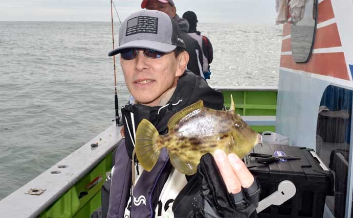 伊良湖沖のカットウ釣りで良型ヒガンフグ＆カワハギ続々【愛知】船宿の身欠き処理で持ち帰りも安心