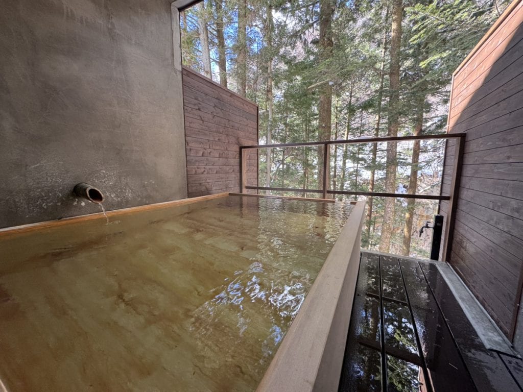 一棟貸しで自分だけの湯と時間を堪能　源泉掛け流し×上州牛ＢＢＱの非日常ステイ　「群馬県四万温泉 温泉グランピング シマブルー」　【コラム：おんせん！　オンセン！　温泉！】 （群馬県中之条町　四万温泉）