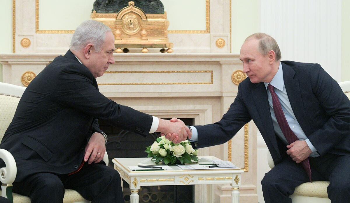 プーチン露大統領（右）とネタニヤフ・イスラエル首相（左）。中露会談がどうこうより、イスラエルの孤立がヤバい（写真：Sputnik／共同通信イメージズ）