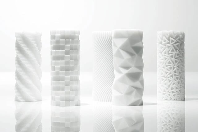 2O11年「TENGA 3D （テンガスリーディー）」「ひっくり返して→洗って→乾かす」というプロセスで内部形状を外観として見せられるアート的な作品。「レッド・ドット・デザイン賞 プロダクトデザイン2012」を受賞！
