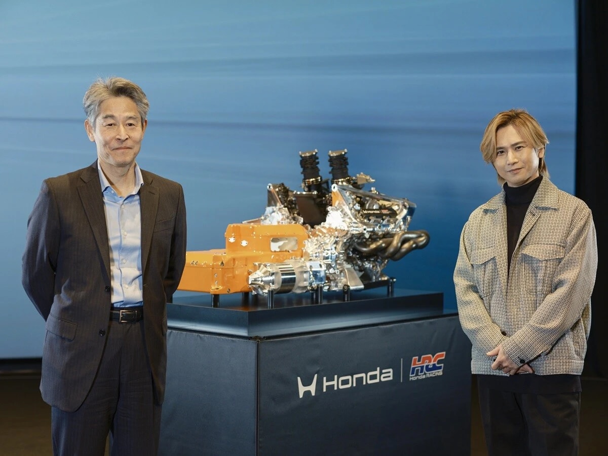 初公開された2026年型のホンダPU、RA626Hの前でホンダ・レーシングの角田哲史LPL（左）と撮影に臨む光一。「今年のホンダは、天才デザイナーのエイドリアン・ニューウェイ、フェルナンド・アロンソ選手と共に戦います。ファンとしては期待しかない」と熱く語る