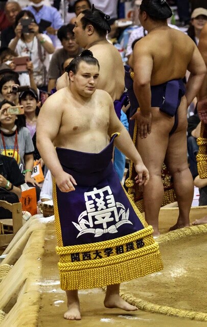 安青錦新大というしこ名の下の名前は、15歳で初めて日本に来たときに友達になった関西大学相撲部主将・山中新大氏からもらった