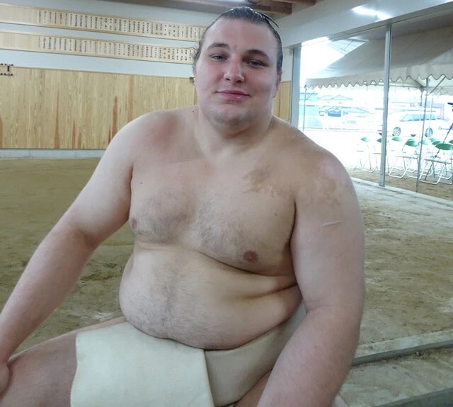 ほほ笑みながらインタビューに答える安青錦関。この日はほかにも2件取材が入っており、注目度の高さがうかがえる(写真/武田葉月)