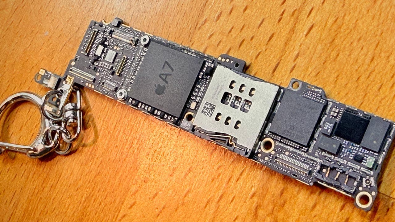 「めちゃくちゃかっこいい!」本物のiPhone基盤を使ったキーホルダーが話題の画像3