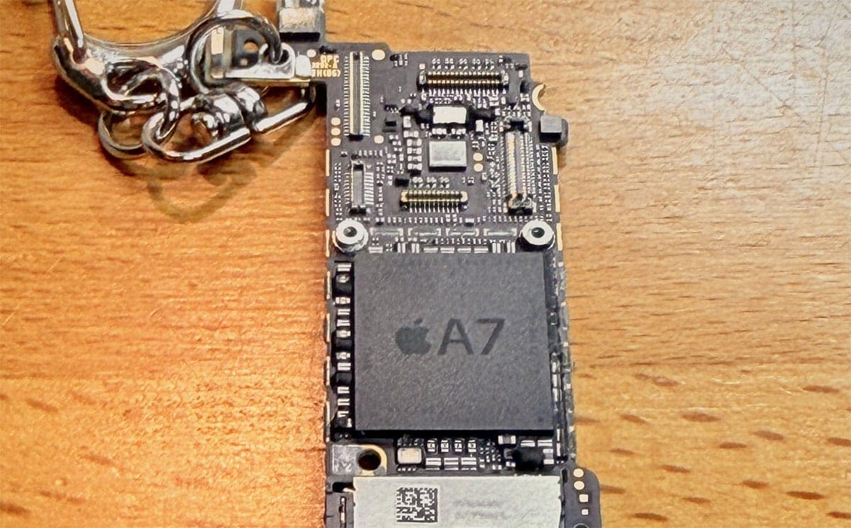 「めちゃくちゃかっこいい!」本物のiPhone基盤を使ったキーホルダーが話題の画像2