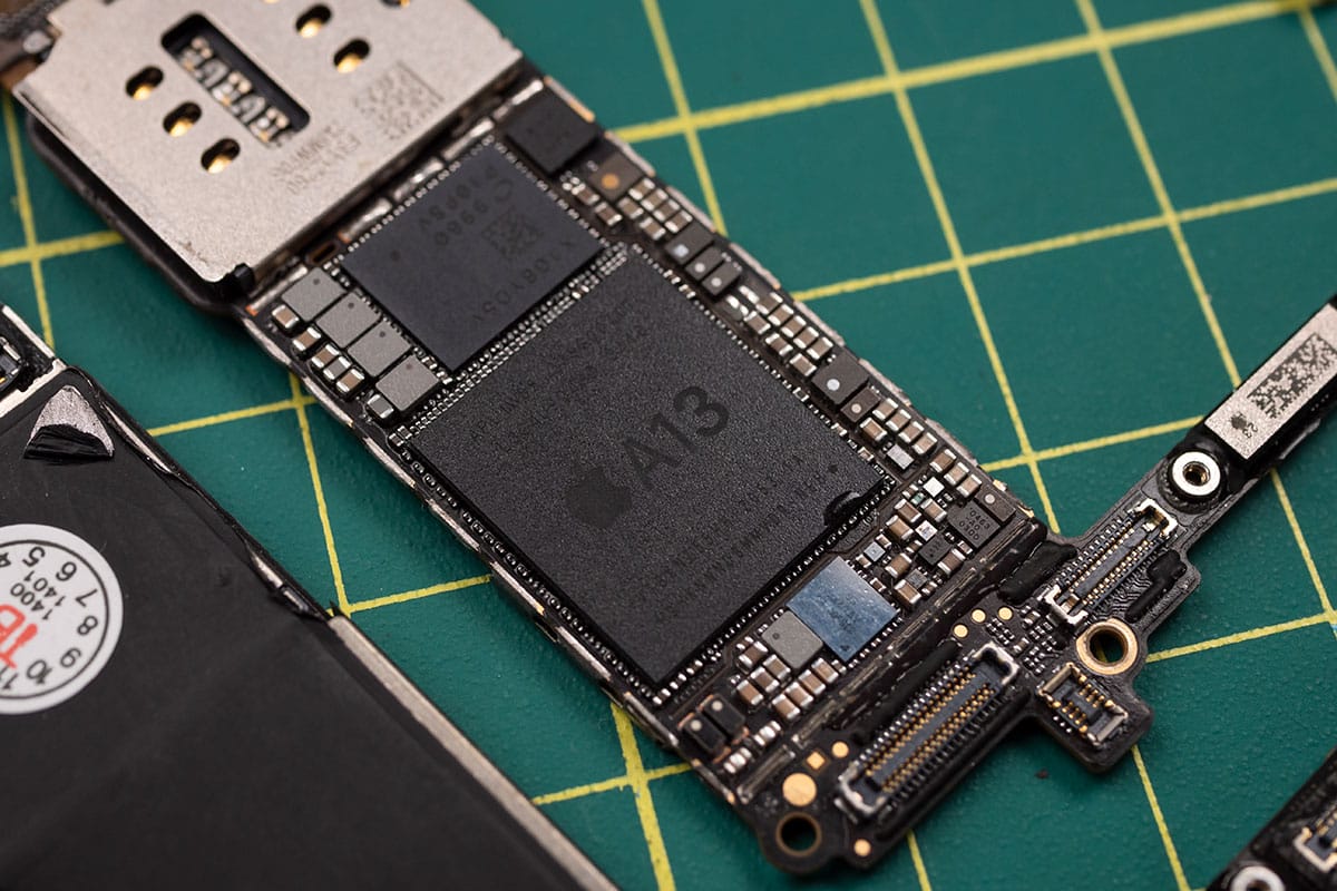 「めちゃくちゃかっこいい!」本物のiPhone基盤を使ったキーホルダーが話題の画像1