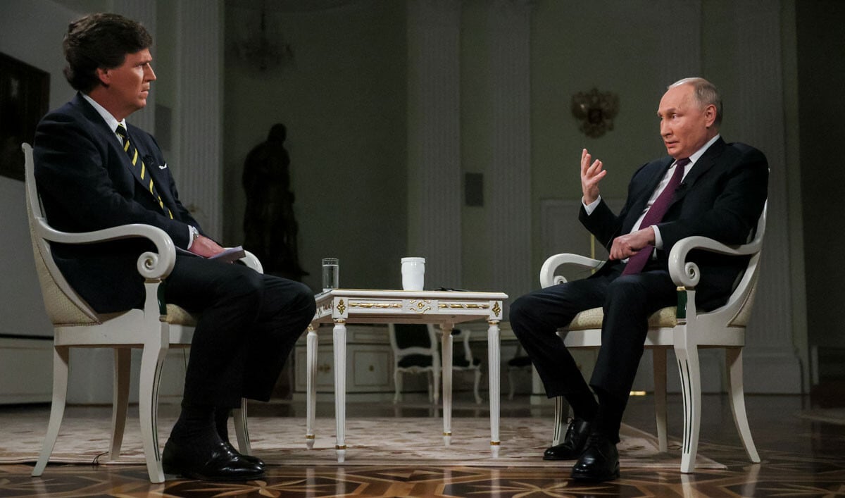 プーチン露大統領は、元FOXニュースの司会者のインタビューを受けた、これは情報戦の一環なのか......（写真：SPUTNIK／時事通信フォト）