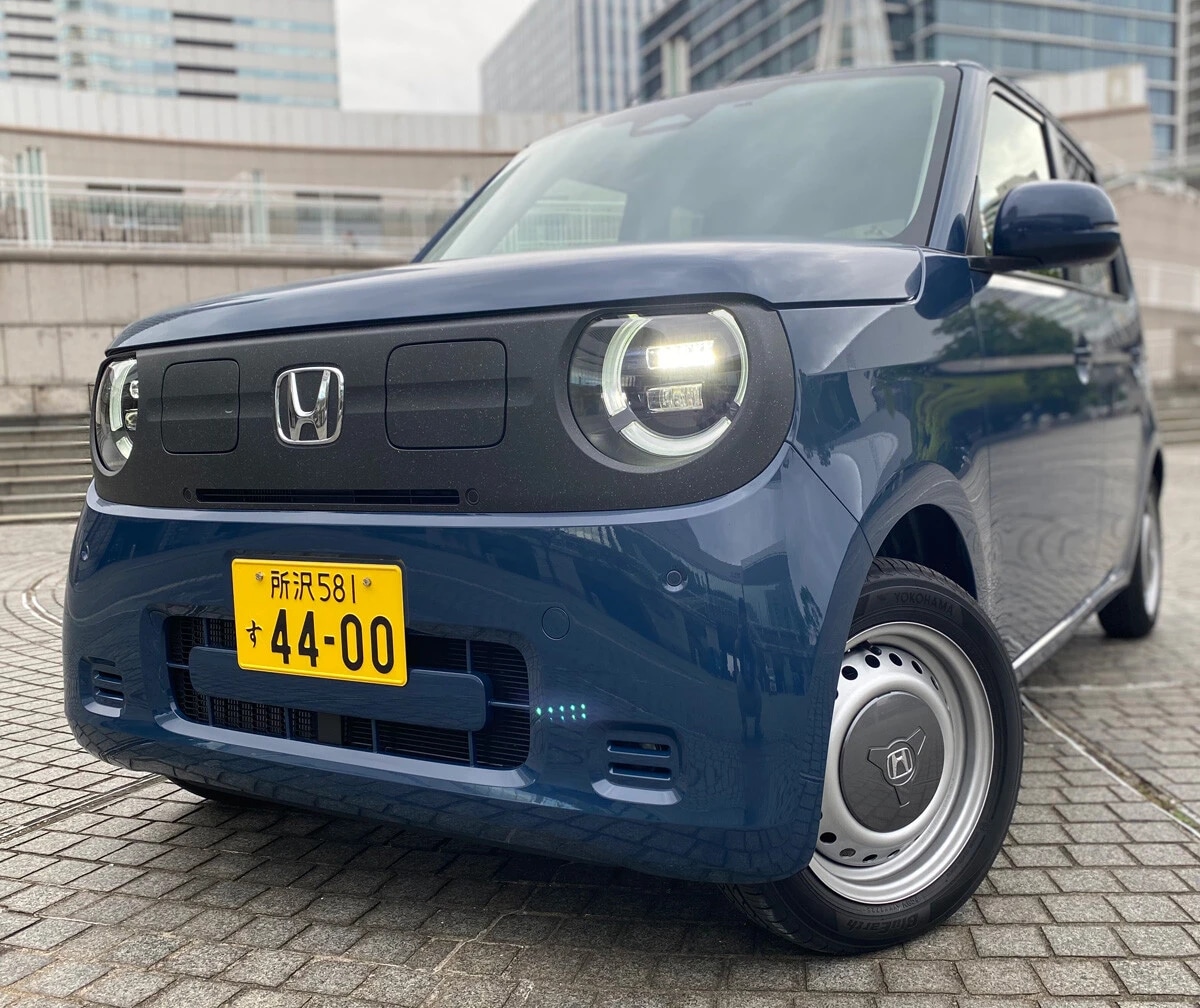 丸形ヘッドライトの上部をカットした独特の目元が印象的な顔面。レトロだけど、今っぽい。ホンダの遊び心が炸裂