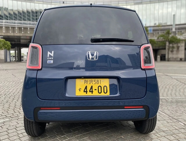 丸みを帯びたリアビューに、シンプルで力強いライン。懐かしくて新しい