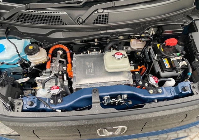 ボンネットの中に収まるEVユニット。スムーズな加速の源