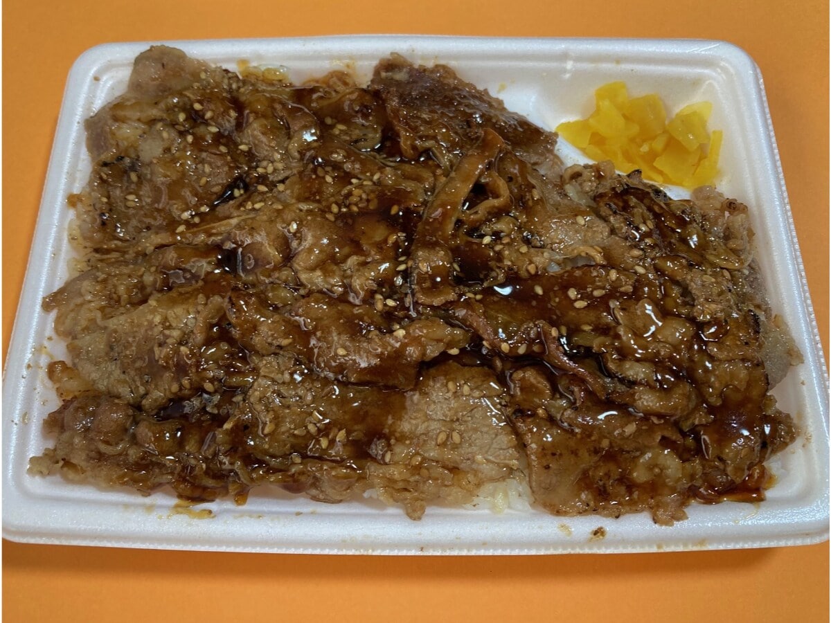 このタレは反則！満腹で幸せ！【ファミマ】ボリューム感も魅力的な炙り焼牛カルビ重