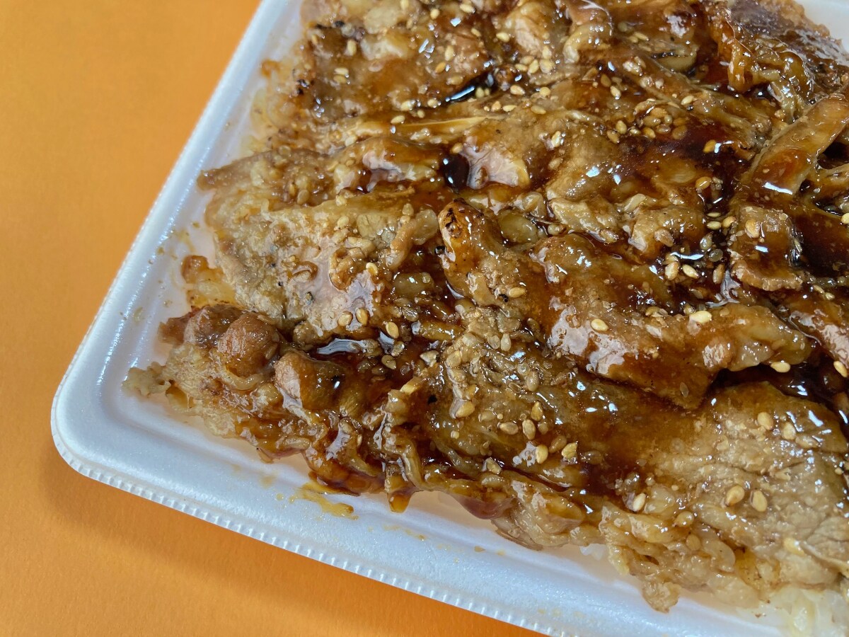 このタレは反則！満腹で幸せ！【ファミマ】ボリューム感も魅力的な炙り焼牛カルビ重