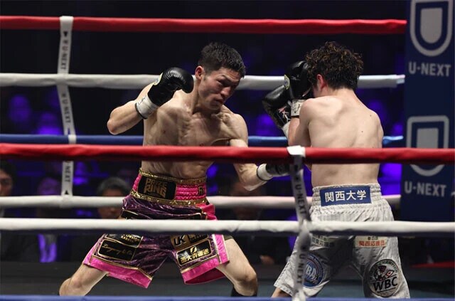 鬼気迫る表情で拳四朗に襲い掛かるユーリ阿久井（写真／北川直樹）