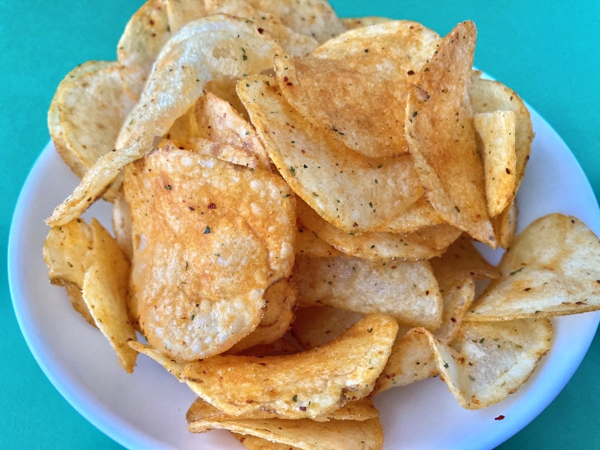 ピリ辛感が後引き！奥深い味わい！【カルビー】香るゆず七味チキンがポテトチップスで！