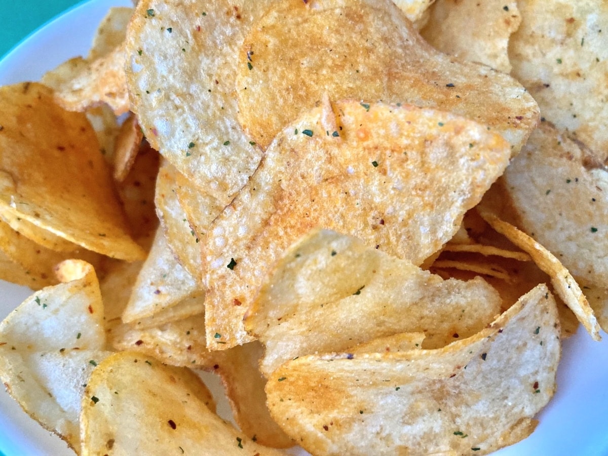 ピリ辛感が後引き！奥深い味わい！【カルビー】香るゆず七味チキンがポテトチップスで！