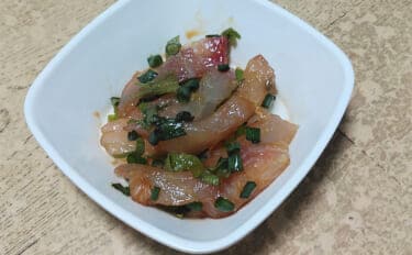 釣魚で作る「焼酎お湯割りに合う」レシピ：春グロの香味野菜和え　青じそを効かせて