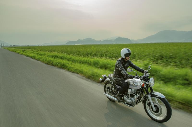 Wブランドのスピリットを継承する「W800」、新たなカラーグラフィックで2025年11月1日発売