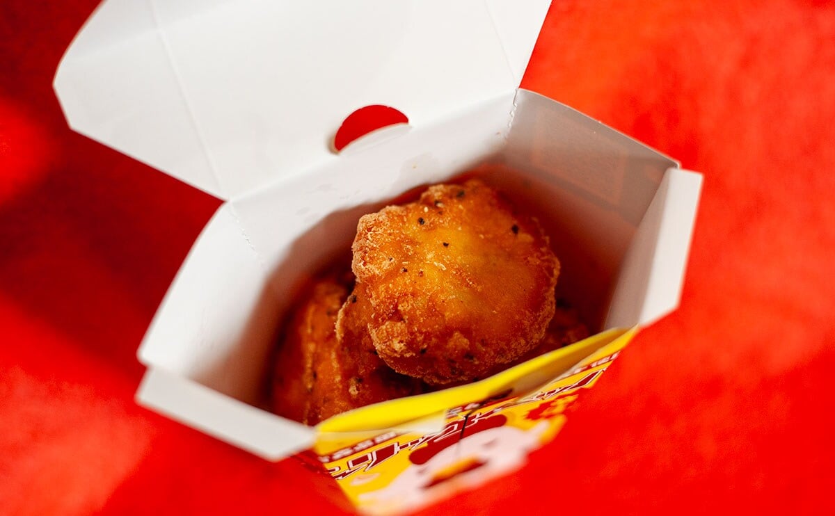 「飛ぶぞ」「たまんねぇ美味さ」絶賛されている『からあげクン』を食べてみた