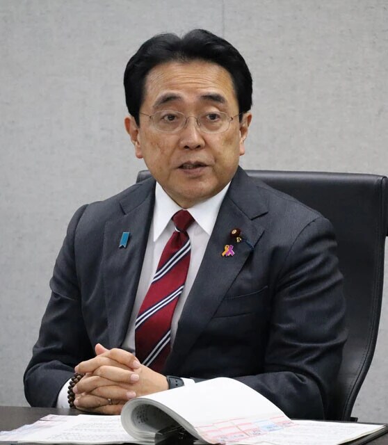 最低賃金は国の審議会で指針が示された後、各都道府県の地方審議会が最終的な額を決める。赤沢亮正経済再生相（当時）は各地の知事を直接訪ね、目安を上回る最低賃金引き上げへの協力を求めた