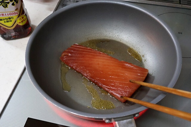 （２）焼く！　フライパンに薄くごま油（サラダ油でも可）を引き、中火で（１）の両面をサッと焼く。火をしっかり通しても問題はないが、表面だけサッと焼くくらいのほうがポキ丼っぽくなる