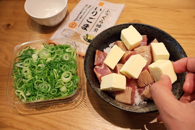 （４）仕上げ！　丼に炊きたてのご飯を盛り、角切りのマグロとバターを盛りつけたら、刻み青ねぎとごまを振りかければ完成。お好みで温めためんつゆをかけるとバターが溶けてさらに激ウマ！