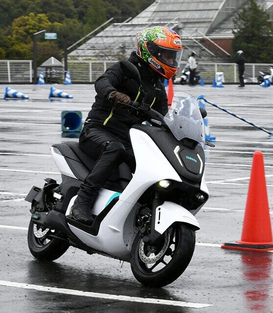 リース利用の実証実験車だが、即市販できる完成度の高さを誇る。雨による濡れた路面もトラクションコントロールの搭載などにより安心して走行できたという