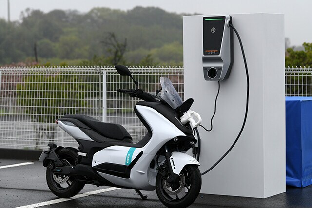 充電コネクターをフロントマスクに配置したのは斬新なアイデア。急速充電器、普通充電器、ポータブル充電器を用途に合わせて使用できる