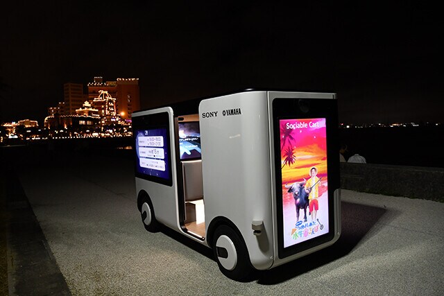 運転手なしの自動運転で実用化されている「ＳＣ－１」はヤマハがソニーと協業して開発。危険防止のため、運行に際しては伴走者１名が歩いて同伴し、万が一に備えて遠隔操縦者もスタンバイ