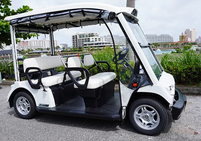 ヤマハは自分で運転するグリスロのレンタルサービスも行なう。実際に乗った青木氏いわく、「低底構造で乗り降りしやすく、車体がスリムなため狭い路地にも入っていけた」という