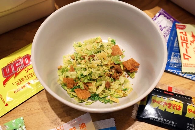 (1)集める! すべてのカップを開け、かやくのみ耐熱容器に集めて熱湯を注ぐ。日清焼そばU.F.O.と一平ちゃんのかやくは麺に投入済み。面倒だけど麺をいったん取り出し、全部集めよう