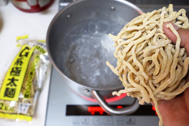(3)ゆでる! 鍋にお湯を沸かし、スーパーなどで調達した二郎系極太麺をゆでる。今回は岩崎食品のG系極太麺を使用。ゆで上がったらザルにあけ、熱湯をかけてぬめりを取ろう