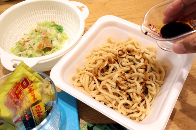 (4)仕上げ! さらにすべてのふりかけ類、マヨ&調味油と、一平ちゃんのスパイスをかければ完成。味の厚みはまさにオールスターだ!