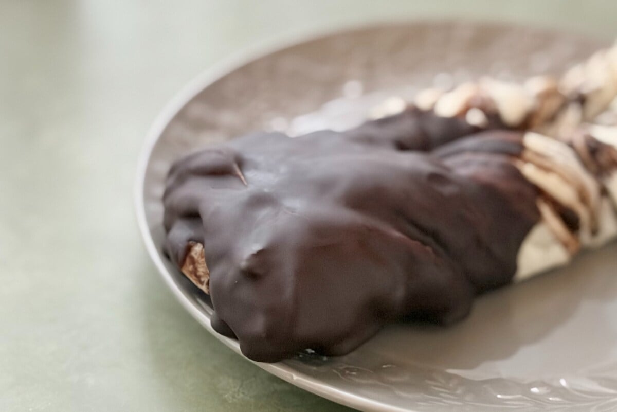 もちっと甘くておいしい！【ファミマ】の新作チョコパンを食べてみた