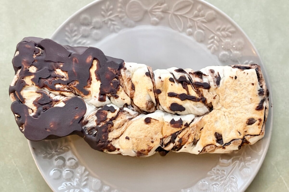 もちっと甘くておいしい！【ファミマ】の新作チョコパンを食べてみた