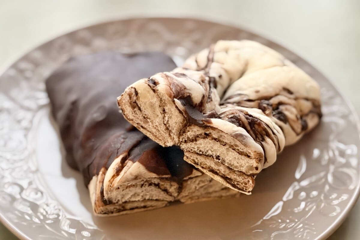 もちっと甘くておいしい！【ファミマ】の新作チョコパンを食べてみた