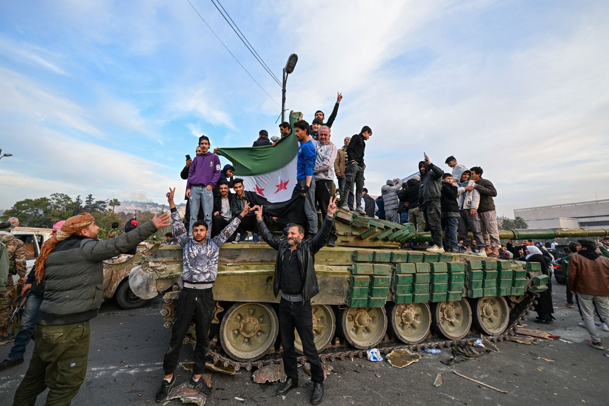 ダマスカスのウマイヤ広場に集まるシリアの反体制派と市民（写真：AFP＝時事）