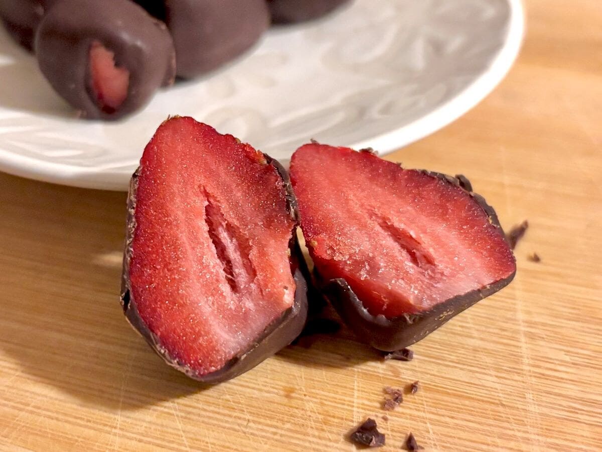 大人の美バランス【ローソン】パリっとチョコ×溢れるいちご果汁に驚き