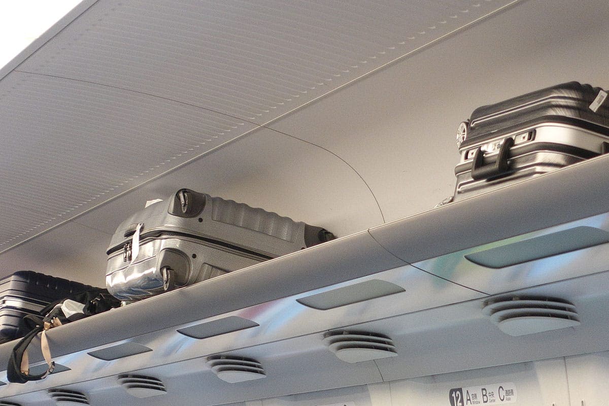 新幹線に乗るとき大きな荷物ってどこに置くのが正解なの!? JR東と西で異なるルールに注意!の画像1