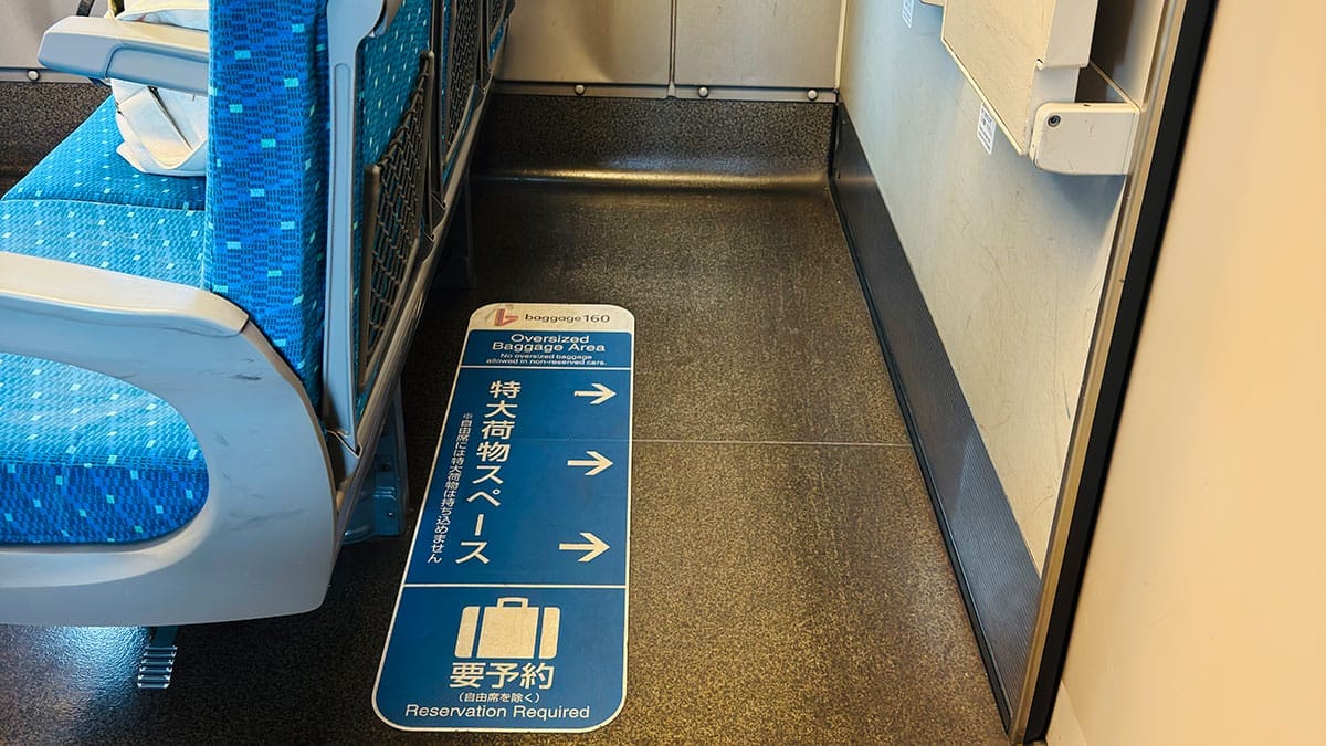 新幹線に乗るとき大きな荷物ってどこに置くのが正解なの!? JR東と西で異なるルールに注意!の画像1