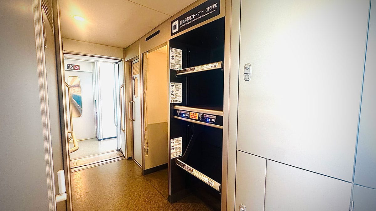新幹線に乗るとき大きな荷物ってどこに置くのが正解なの!? JR東と西で異なるルールに注意!の画像1