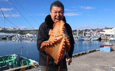 小川直也さん参加の『タコ釣り大会』に密着 4.9kg巨大マダコが登場!