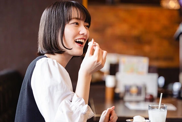 レトロ喫茶店を楽しむ若い女性のイメージ