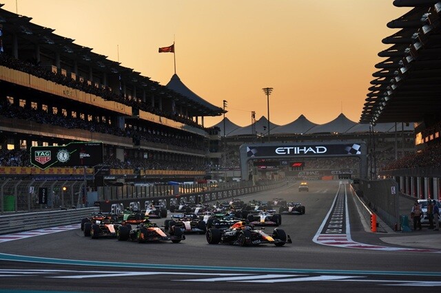 新しいマシンレギュレーションが投入される2026年は新たにGMとアウディが参戦。ホンダはアストンマーティンと組み、レッドブルは自社で開発したPUで参戦するなど、各チームの体制は大きく変わる。写真は最終戦アブダビGPのスタート