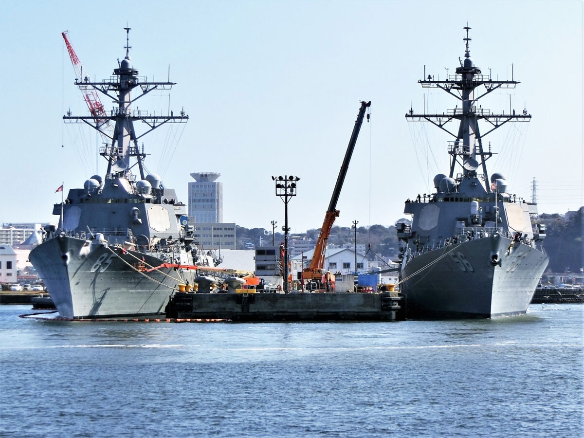 横須賀に停泊中の米太平洋艦隊のミサイル駆逐艦