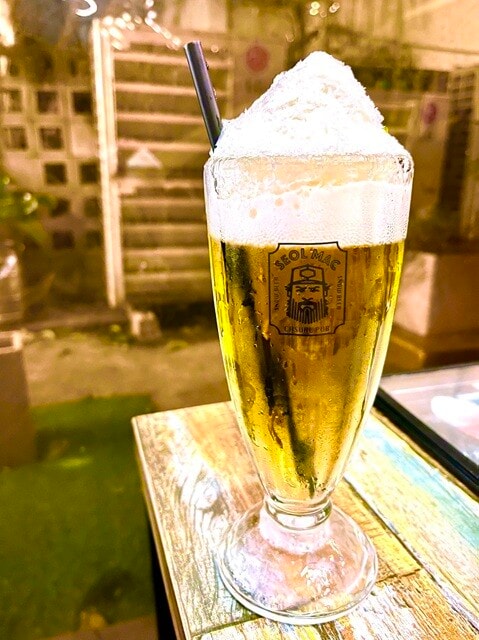 ビールのかき氷を載せた生ビール。これはおいしくなかった